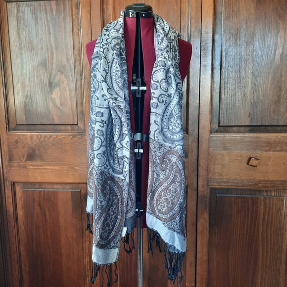 Gray maroon paisley pattern knit scarf with fringe - Picture 1 of 9